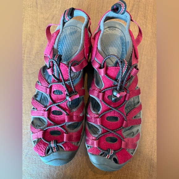 NWT KEEN Whisper Water Sandals in Beaujolais/Black SZ 9 - Picture 1 of 16